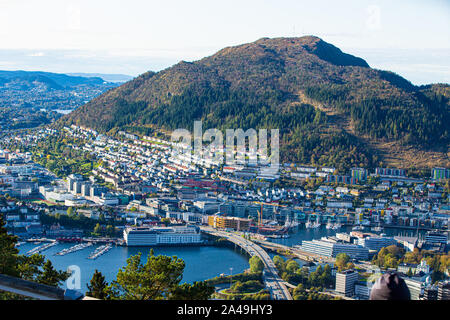 Mit Blick auf die atemberaubende Aussicht auf Bergen von der Spitze des Mount Floyen. Bergen, Norwegen Stockfoto