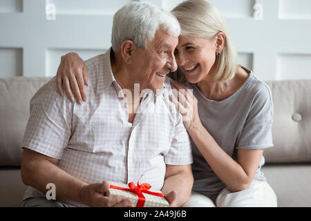 Erwachsene Tochter gratuliert alten Vati mit Vatertag Stockfoto