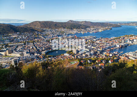 Mit Blick auf die atemberaubende Aussicht auf Bergen von der Spitze des Mount Floyen. Bergen, Norwegen Stockfoto