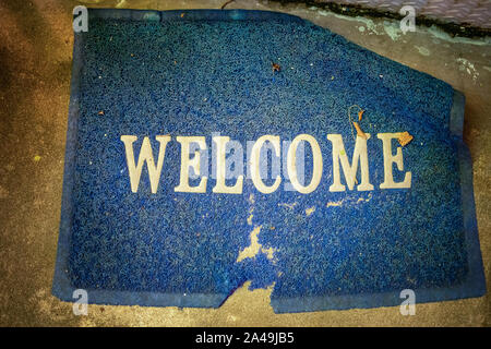 Willkommen am Eingang, schmutzige alte abgenutzt und verschlissen zu den Bohrungen, blau, Aufnahmen von oben, close-up. Stockfoto