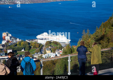 Touristen genießen die Aussicht vom Gipfel des Mount Floyen, Bergen, Norwegen Stockfoto