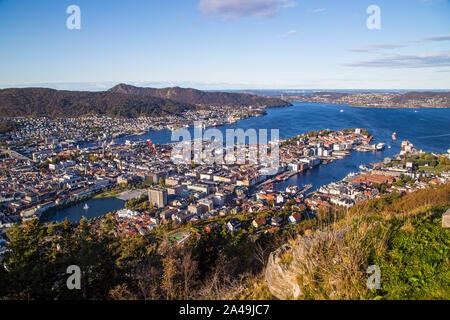 Mit Blick auf die atemberaubende Aussicht auf Bergen von der Spitze des Mount Floyen. Bergen, Norwegen Stockfoto