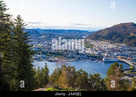 Mit Blick auf die atemberaubende Aussicht auf Bergen von der Spitze des Mount Floyen. Bergen, Norwegen Stockfoto