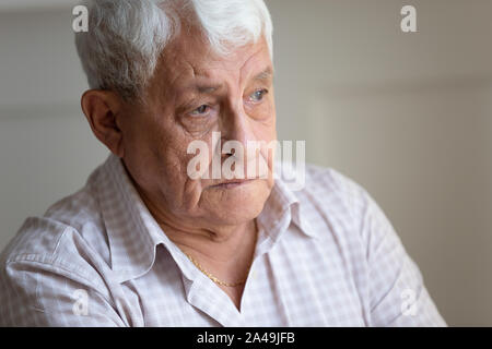 Älterer Mann fühlt sich traurig und einsam Nahaufnahme portrait Stockfoto