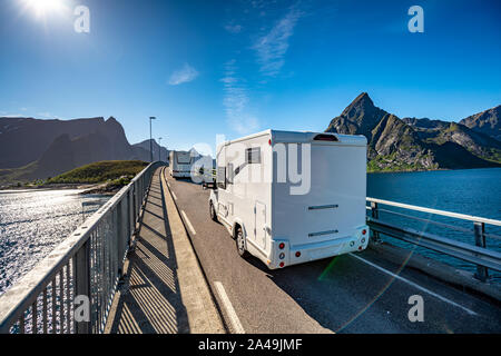 VR-Caravan Auto fährt auf der Autobahn. Urlaub und Reisen. Schöne Natur Norwegen natürliche Landschaft. Stockfoto