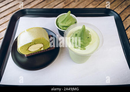 Blick von oben auf der grünen Tee Snacks - roll Kuchen, Eis und Smoothie Stockfoto