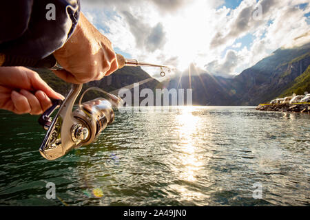 Frau fischen auf Angeln Spinning in Norwegen. Angeln in Norwegen ist eine Weise, die den lokalen Lebensstil zu Eigen zu machen. Die unzähligen Seen und Flüsse und ein umfangreiches Stockfoto