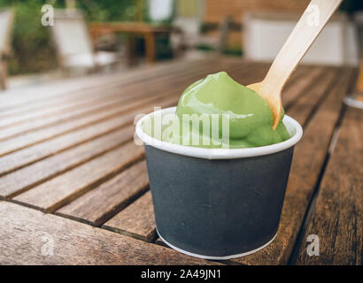Nahaufnahme der Tasse grünen Tee Eis auf Holz- Tabelle der Cafe Stockfoto