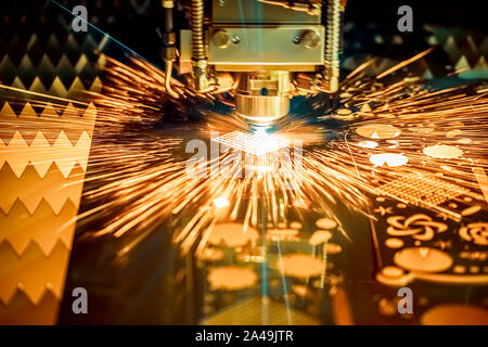 CNC-Laserschneiden von Metall moderner industrieller Technologie. Laserschneiden funktioniert, indem Sie die Ausgabe eines High-power-Laser durch die Optik. Laser optic Stockfoto