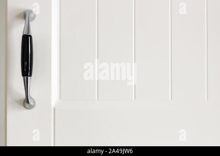 Auf weiß lackiert Küche Schranktür in weiches Licht. Close-up. Stockfoto