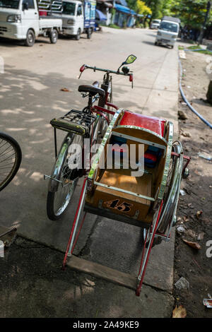 Fahrradrikscha auf den Straßen von Yangon, Myanmar Stockfoto