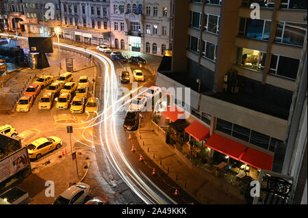 Istanbul, Türkei - 7. Oktober 2019: Taxis warten Preise in vielen Neben eine kurvenreiche Straße in einer langen - Exposition in der Nacht erschossen. Stockfoto