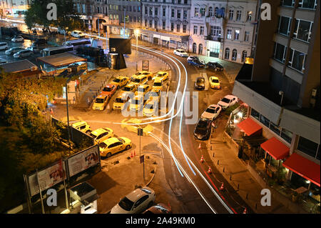 Istanbul, Türkei - 7. Oktober 2019: Taxis warten Preise in vielen Neben eine kurvenreiche Straße in einer langen - Exposition in der Nacht erschossen. Stockfoto