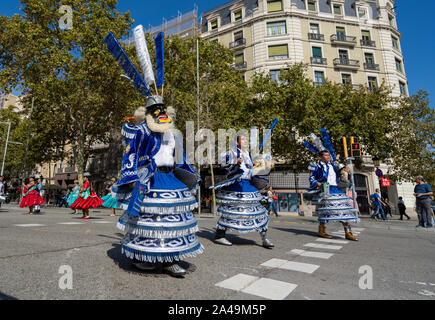 Barcelona, Spanien. 12 Oktober 2019: Bolivianische Moreno Tänzer während Dia de la Hispanidad in Barcelona. Stockfoto