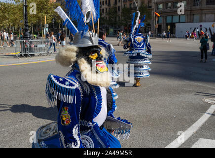 Barcelona, Spanien. 12 Oktober 2019: Bolivianische Moreno Tänzer während Dia de la Hispanidad in Barcelona. Stockfoto