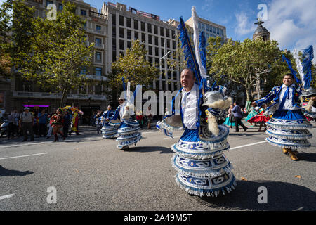 Barcelona, Spanien. 12 Oktober 2019: Bolivianische Moreno Tänzer während Dia de la Hispanidad in Barcelona. Stockfoto