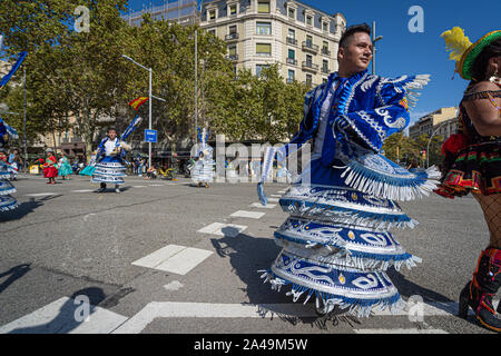 Barcelona, Spanien. 12 Oktober 2019: Bolivianische Moreno Tänzer während Dia de la Hispanidad in Barcelona. Stockfoto