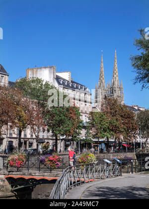 Stadt Quimper floral Brücke und Paar mit Fluss Odet & gotische Kathedrale von Quimper Saint Corentin twin Türme im Hintergrund Quimper Bretagne Stockfoto