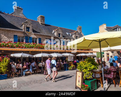 Alte Concarneau Bretagne französische Alfresco Restaurant 'La Port au Vin' mit Besucher genießen Sonne Ville in der Nähe de Concarneau bretagne finistere Frankreich Stockfoto