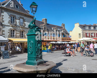 Alte Concarneau Bretagne französische Alfresco Restaurant 'La Port au Vin' mit Besucher genießen Sonne Ville in der Nähe de Concarneau bretagne finistere Frankreich Stockfoto