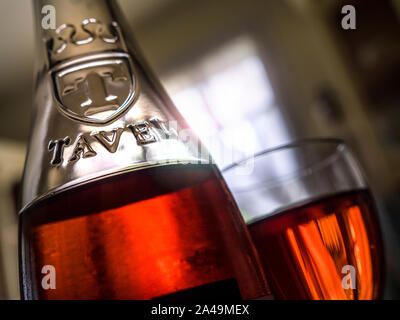 TAVEL ROSÉ Flasche und Glas von Tavel rosé auf Französisch Restaurant Tisch mit späten Nachmittag Licht bricht durch das Fenster Gard, Südfrankreich. Stockfoto