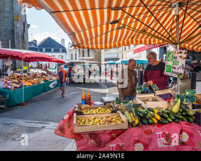 Frankreich DORF MARKT Moëlan-sur-Mer Markt Bretagne kleine lokale französische Kirchplatz wöchentliche Allgemeine produzieren Markt mit organischen 'Bio' Bretagne produzieren im Vordergrund Bretagne Frankreich Abschaltdruck Stockfoto