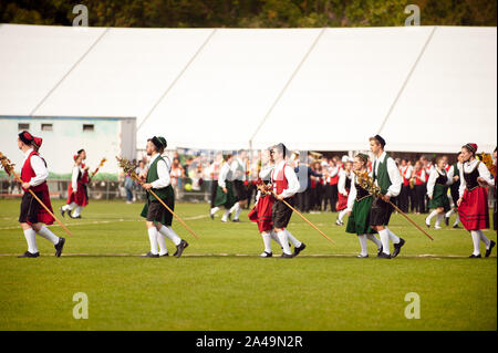 Deutschland, Niederstetten, Baden Württemberg. September 2019. Traditionelle herbstliche Ernte Fest. Junge Menschen in Tracht, die traditionelle Germ Stockfoto