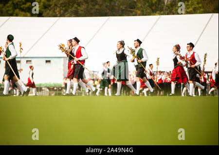 Deutschland, Niederstetten, Baden Württemberg. September 2019. Traditionelle herbstliche Ernte Fest. Junge Menschen in Tracht, die traditionelle Germ Stockfoto