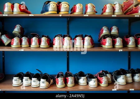 Rack mit Schuhe für Bowling in verschiedenen Größen. Close-up. Stockfoto