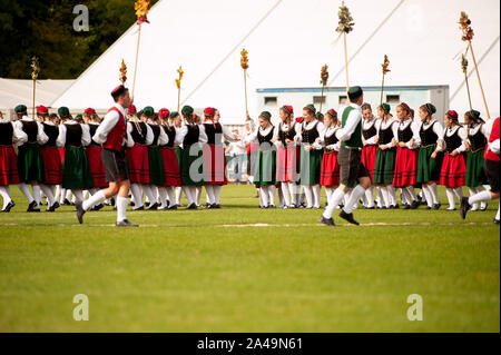 Deutschland, Niederstetten, Baden Württemberg. September 2019. Traditionelle herbstliche Ernte Fest. Junge Menschen in Tracht, die traditionelle Germ Stockfoto