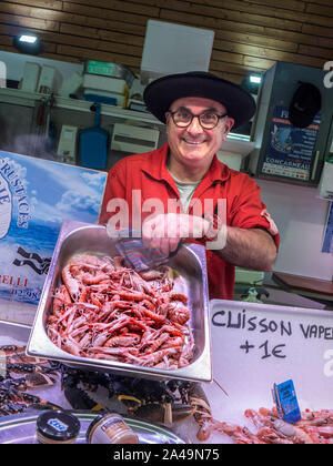 Langoustines FRISCHES GEDÄMMTES (Cuisson Vapeur) MIT BRETONISCHEM FISCHMARKT-STALL CONCARNEAU FRANCE BRITTANY Concarneau täglich im Inneren französische Fischmarkthalle und Fischhändler im bretonischen Stil, mit stolz seine lokalen gedämpften Langoustine zum Verkauf Concarneau Les Halles Innenmarkt Bretagne Finistere Frankreich Stockfoto