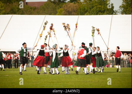 Deutschland, Niederstetten, Baden Württemberg. September 2019. Traditionelle herbstliche Ernte Fest. Junge Menschen in Tracht, die traditionelle Germ Stockfoto