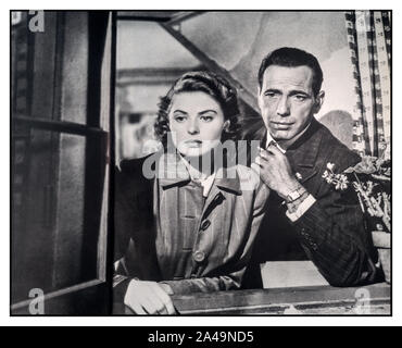 Vintage 1942 CASABLANCA Filmstill B&W von Humphrey Bogart und Ingrid Bergman, die in Casablanca spielte. Regie: Michael Curtiz (die Handlung...) Die Geschichte von Rick Blaine, einem zynischen weltmüden Ex-Patriaten, der in den frühen Stadien des Zweiten Weltkriegs EINEN Nachtclub in Casablanca, Marokko, BETREIBT.EIN zynischer amerikanischer Expatriate, der sich schwer zu entscheiden hat, ob er seinem ehemaligen Geliebten und ihrem flüchtigen Mann bei der Flucht aus dem französischen Marokko helfen soll. Stockfoto