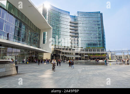 Mailand Italien - Juli 15, 2016: Touristen an den Brunnen und den Wolkenkratzern der schönen Gae Aulenti Platz mit neuen Unicredit Türme der Porta Nuova Stockfoto