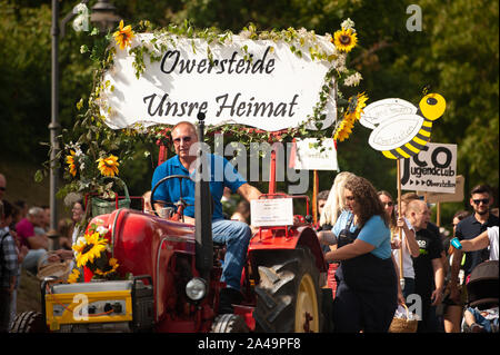 Deutschland, Niederstetten, Baden Württemberg. September 2019. Traditionelle herbstliche Ernte Fest. Traktor und dekoriert mit Biene von Oberstetten vil Stockfoto