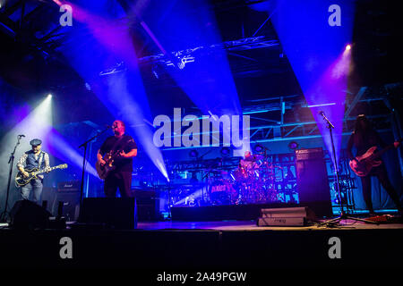 Turin Italien. 12. Oktober 2019. Die amerikanische Alternative Rock Band PIXIES führt live auf der Bühne des OGR Officine Grandi Riparazioni während der "European Tour 2019". Stockfoto