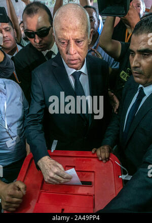 Tunis, Tunesien. 13 Okt, 2019. Unabhängige tunesische Präsidentschaftskandidat Kais Saied wirft seine Stimme in einem Wahllokal in der zweiten Runde der tunesischen Präsidenten zwischen Präsidentschaftskandidaten Kais Saied und Nabil Karoui. Credit: Khaled Nasraoui/dpa/Alamy leben Nachrichten Stockfoto