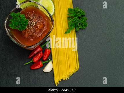 Spaghetti al Salmone - Nudeln mit Garnelen ein lachsfilet Stockfoto