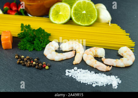 Spaghetti al Salmone - Nudeln mit Garnelen ein lachsfilet Stockfoto