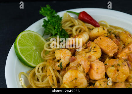 Spaghetti al Salmone - Nudeln mit Garnelen ein lachsfilet Stockfoto