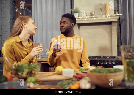 Taille bis Porträt der jungen Mixed-Race Paar Wein trinken und genießen Sie ein Abendessen zu Hause, Kopie Raum Stockfoto