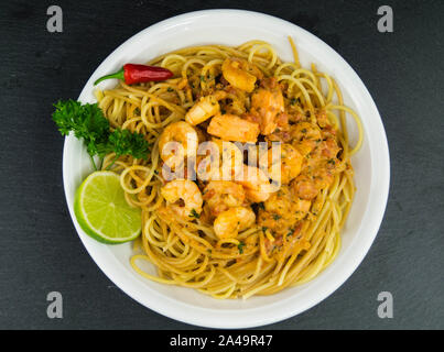 Spaghetti al Salmone - Nudeln mit Garnelen ein lachsfilet Stockfoto