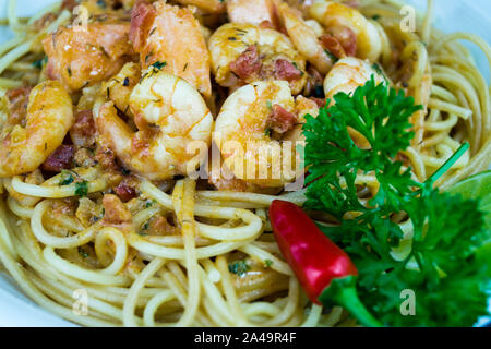 Spaghetti al Salmone - Nudeln mit Garnelen ein lachsfilet Stockfoto