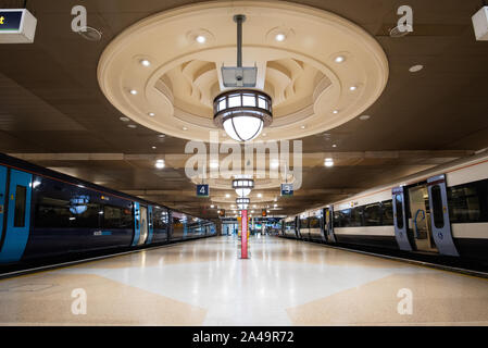 London, Großbritannien - 15 September, 2019: Züge sitzen auf beiden Seiten des leeren Plattform in der Londoner Charing Cross Station an einem Sonntag Morgen. Stockfoto