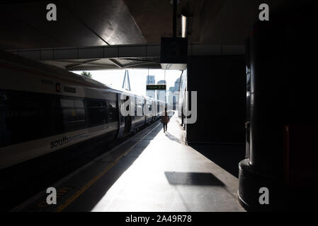 London, Großbritannien, 15. September 2019: eine Frau wandert auf der Plattform in der Londoner Charing Cross Station in der Mitte Morgen. Stockfoto