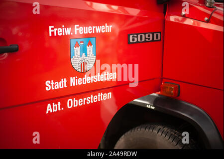 Deutschland, Baden Württemberg, Niederstetten. September 2019. Tür der Feuerwehr Lkw mit Text Freiw. Feuerwehr Stadt Niederstetten Abt. Oberstetten, Stockfoto