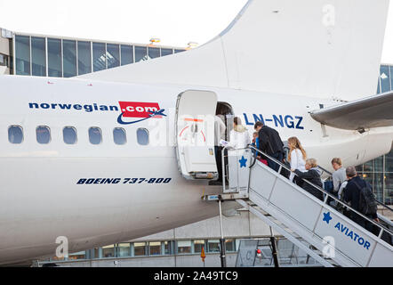 Flugzeug, aus dem Norwegischen, auf einer Start- und Landebahn am Flughafen Arlanda. Foto Jeppe Gustafsson Stockfoto
