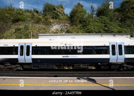 Kent, Großbritannien - 15 September, 2019: ein Zug Richtung Süden sitzt an knockholt Station auf der südöstlichen Linie. Stockfoto