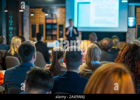 Publikum hört Dozent an Workshop im Konferenzsaal, Rückansicht Stockfoto