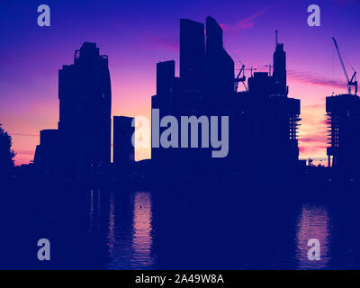 Silhouette von Wolkenkratzern International Business Center City auf Sonnenuntergang in Moskau, Russland Stockfoto